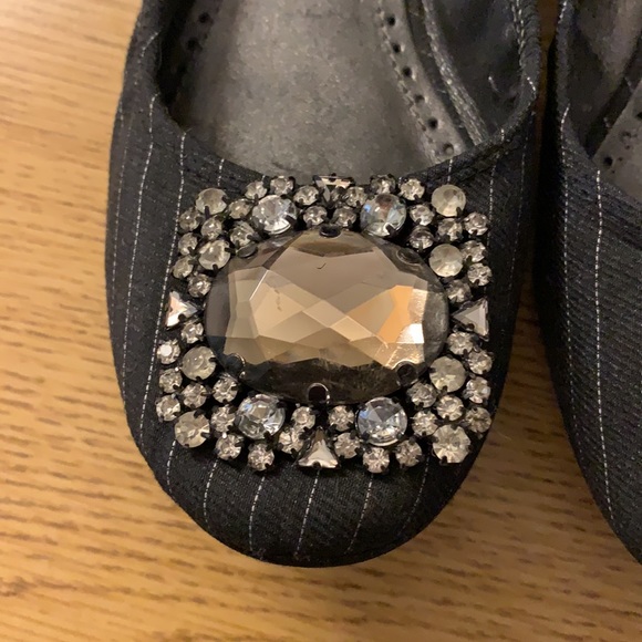 Adrienne Vittadini flats with rhinestone detail 🔸